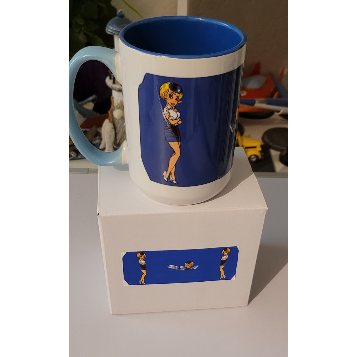 Mug Natacha hotesse de l'air fond bleu avec logo Bardaff en céramique