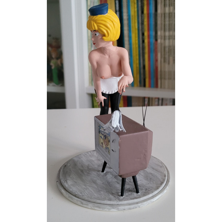 Figurine Sexy Style Natacha Hotesse de l'Air Fait le Ménage en Soubrette Résine