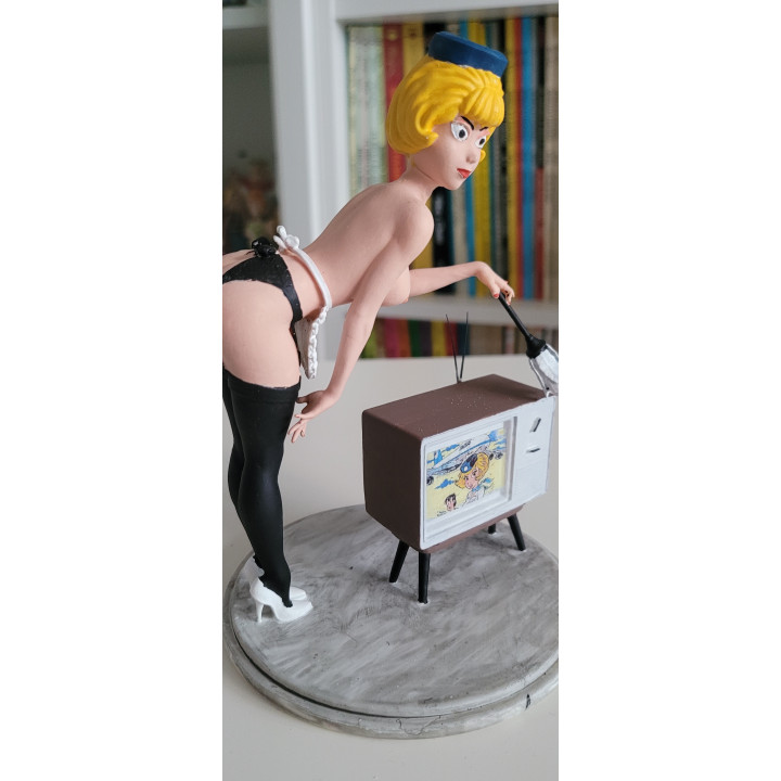 Figurine Sexy Style Natacha Hotesse de l'Air Fait le Ménage en Soubrette Résine