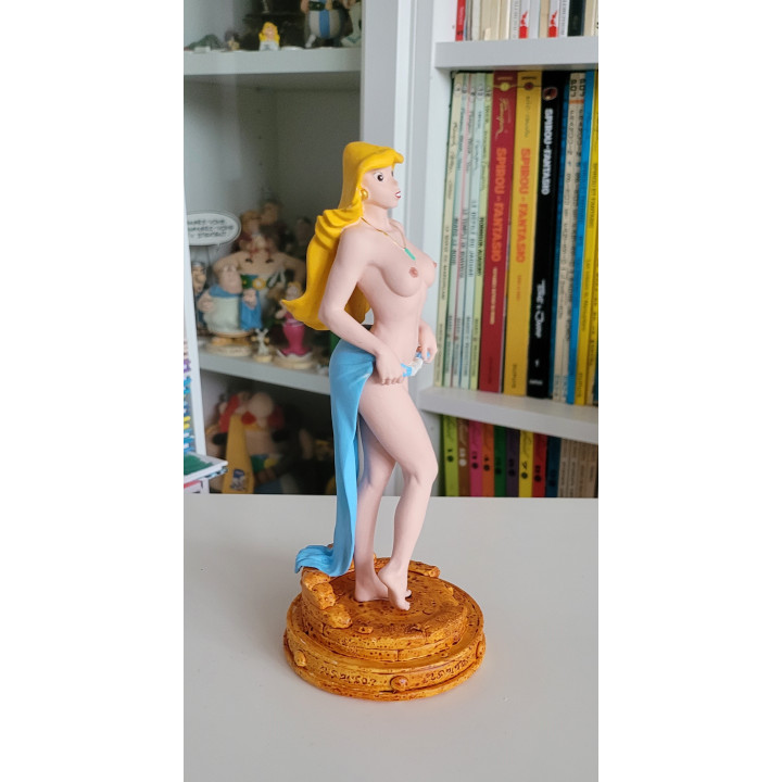 Figurine Sexy Style Falbala fait un Strip Tease Asterix 21 cm en resine