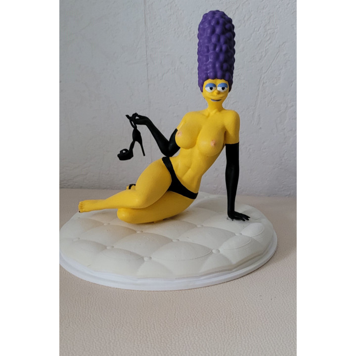 marge simpson en plein strip tease est deja seins nus