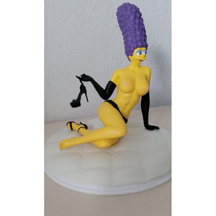 Figurine Sexy Style Marge Simpson strip tease sur coussin 21 cm Resine