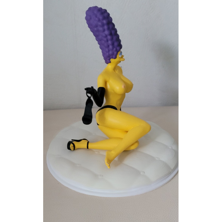 Figurine Sexy Style Marge Simpson strip tease sur coussin 21 cm Resine