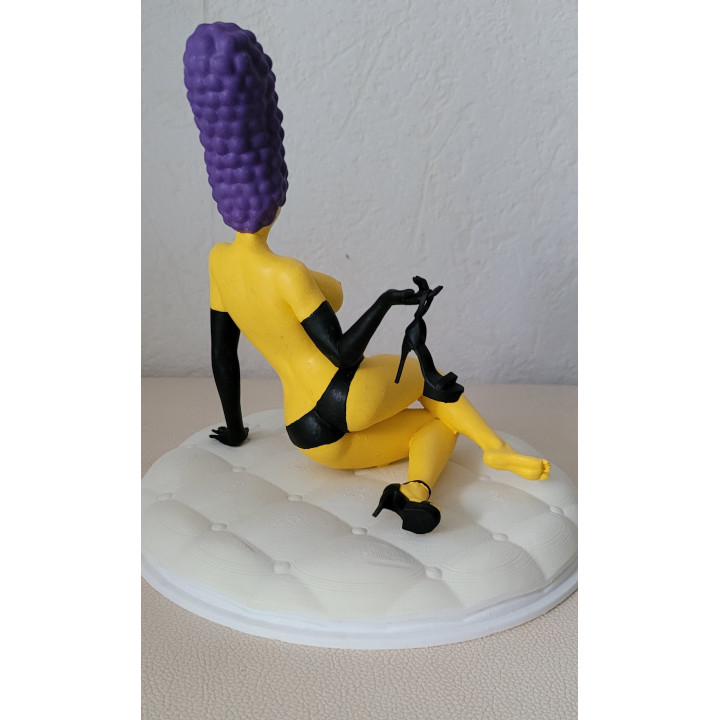 Figurine Sexy Style Marge Simpson strip tease sur coussin 21 cm Resine