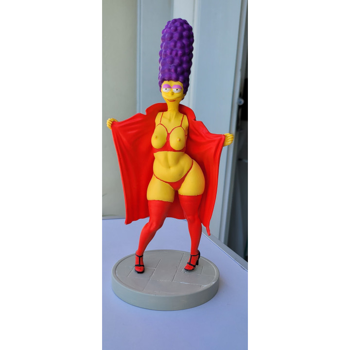 marge simpson en ouvrant son manteau s'exhibe seins nus et en lingerie sexy rouge