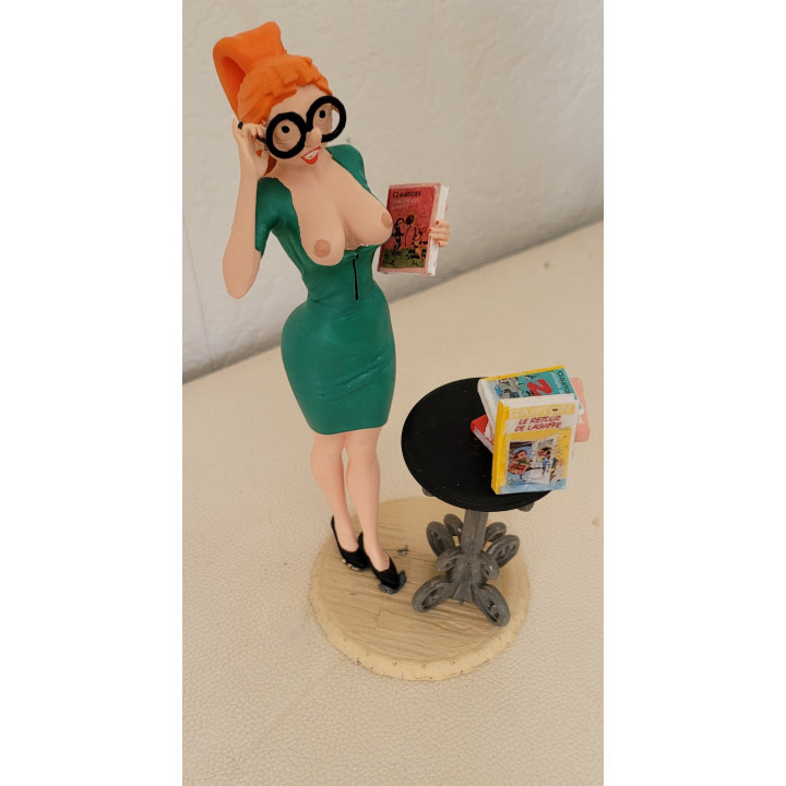 Figurine Sexy Style Mademoiselle Jeanne Secrétaire en robe verte Gaston Lagaffe 19 cm