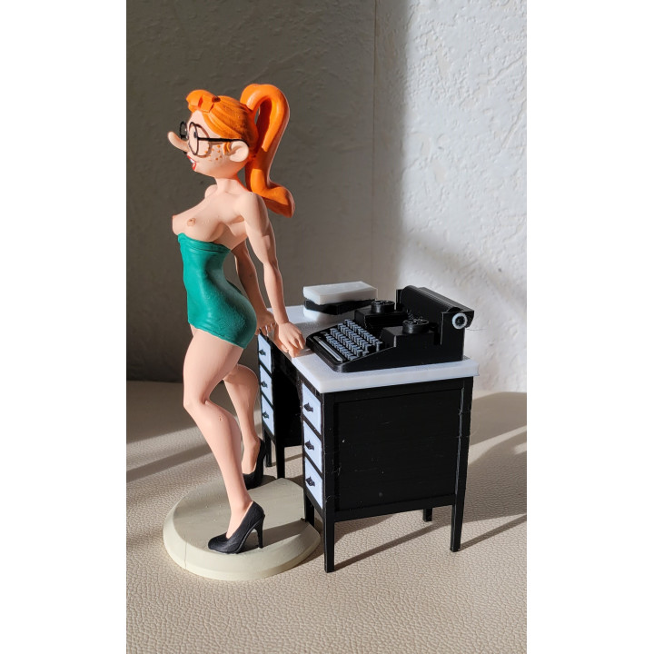 Figurine Sexy Style Mademoiselle Jeanne au Bureau Gaston Lagaffe 17 cm