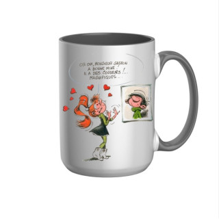 Mug Mademoiselle Jeanne in Love devant le portrait de Gaston en céramique