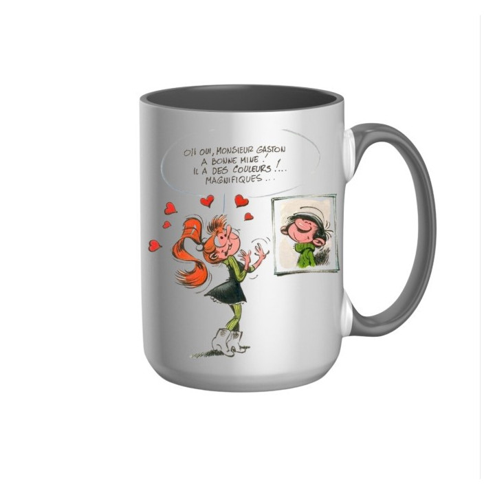 Mug Mademoiselle Jeanne in Love devant le portrait de Gaston en céramique