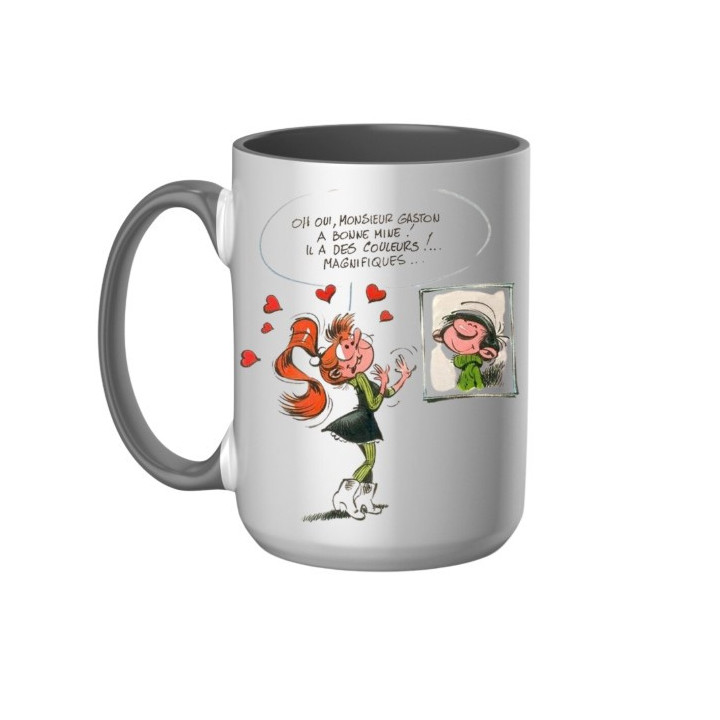 Mug Mademoiselle Jeanne in Love devant le portrait de Gaston en céramique